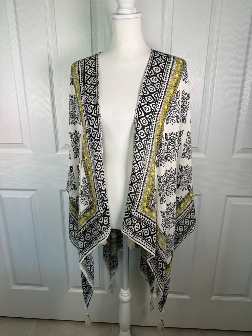 Vince Camuto Black Ivory Medallion Tassel Shawl Wrap Boho Resort Festival OS✨